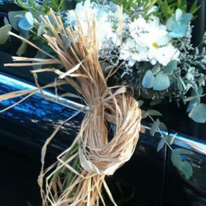 Flores coche de boda rústico